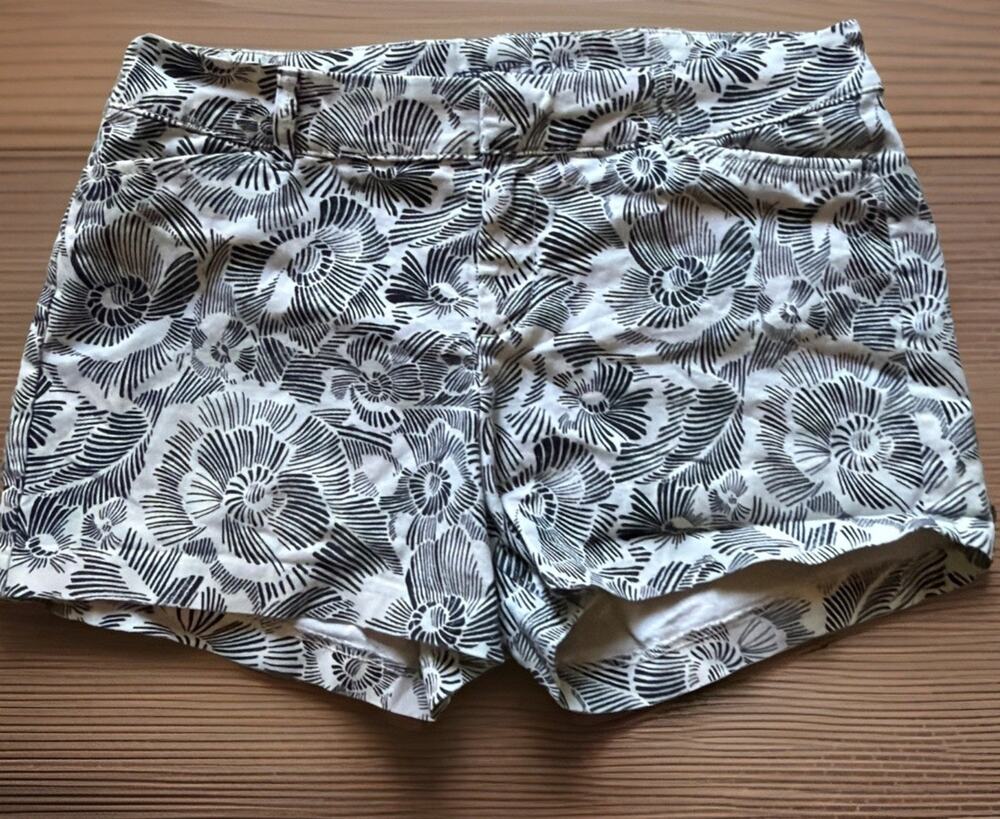 Old Navy Pixie Floral / Tropical Mid Rise 9" Shorts 3" Inseam Women’s 4